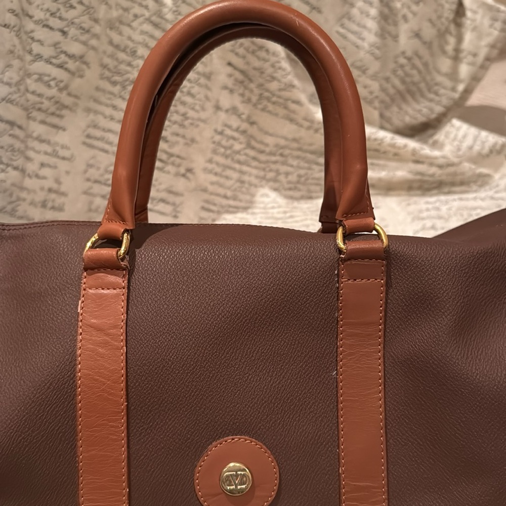 VALENTINO TRAVEL BAG IN CHOC & TAN W. GOLD ACCENTS & ROLLED LEATHER HANDLES - Picture 3 of 10